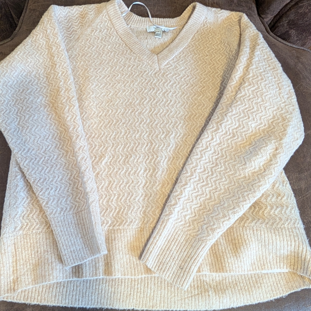 Lightweight Cream V-Neck Zigzag Knit Sweater